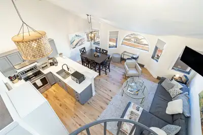 Image de Blues&Brews Fest Available! 2br+loft/2Bath; pool/hot tub; Walk to everything!