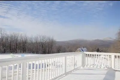 Image de Cozy, spacious ski home 10 minutes from Mt. Snow!