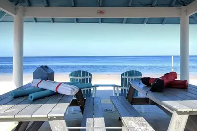 Image de Seasonal Spacious waterfront retreat with a private beach and all the amenities