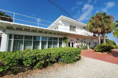 Image de Marlin House -- Spacious waterfront ranch in a park like setting