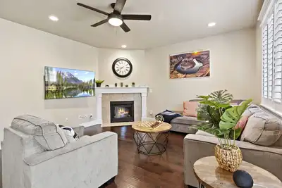 Image de Ping pong, 4 bdrm, family friendly, Ac, crib, 5 min to downtown