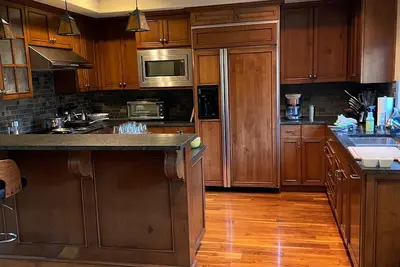 Image de Beautiful Condo building (12 units) along Trail Creek and 2 blocks from town