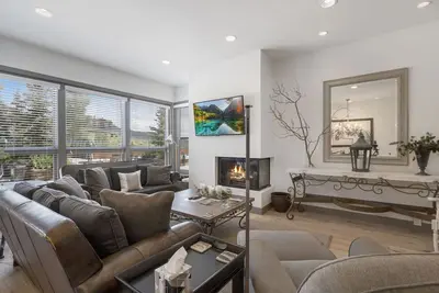 Image de Walk to the ski slopes, restaurants & shops. Location is everything!