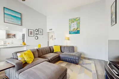 Wonderful waterfront condo with pool, private balcony & fast WiFi - dog-friendly