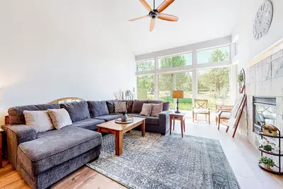 Image de Dog-Friendly Home w/ Private Hot Tub, High-Speed WiFi, Shared Pool, & Central Ac