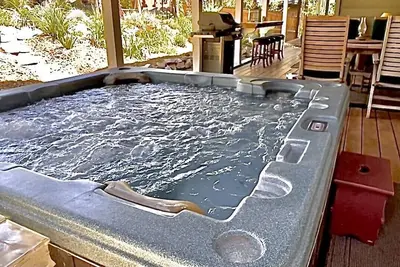 Image de Gorgeous cabin great for Family & Pets Bbq fenced backyard fire pit Jacuuzi