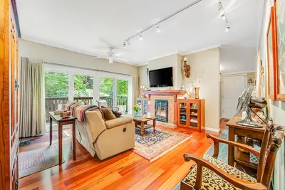 Image de Wooded gem with large deck, fast WiFi, grill & great location - dog-friendly