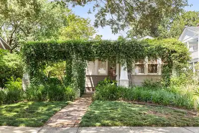 Image de Charming Charleston Craftsman Bungalow