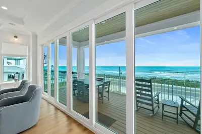 Image de Custom Oceanfront Home-putting green, walk to beach/restaurants/entertainment