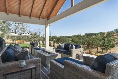 Image de 4. 5 Acre Farmhouse in Wine Country w\/Hot Tub