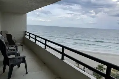 Image de Beach front Condo, no drive beach