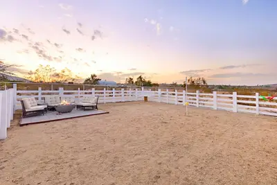 Image de 🌵Golden Desert Ranch - Hot Tub, Fire Pit and Bbq! 🌵