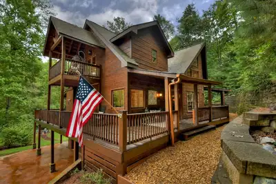 Image de Creekside Solitude/Luxury 5 Br/5b/Firepit/Game Room/Wrap-Around Porch/Hot Tub