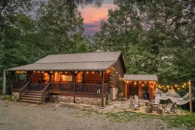 Image de 5 mins to Dwtn & Lake. Ping Pong, Arcade, Foosball. Best Location in Blue Ridge