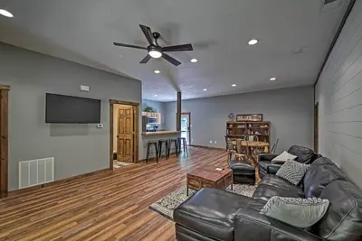 Image de ‘Camp Monroe’ in Bloomington w\/ Deck & Views!