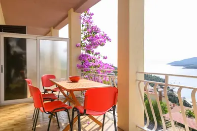 Appartement de deux chambres avec la terrasse et la vue sur le mer Rabac, Labin (A-19055-a)