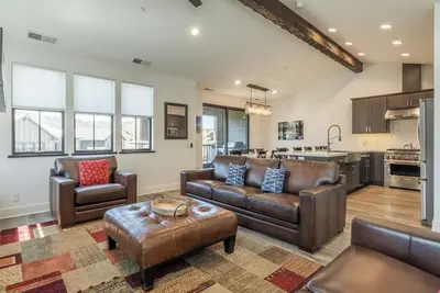 Image de Luxurious New Build w/ Mountain Views - 519