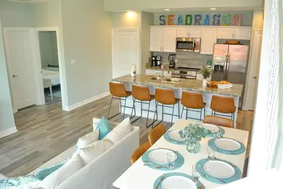 Image de Bring your friends and family! 2 min walk to Beach. 4 bedrooms With a Loft!