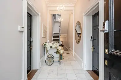 Image de Gated Mansion House with 6 Apartments over looking Canal with Parking & Hot Tubs