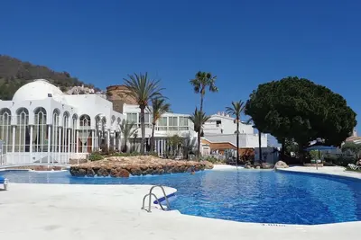 Image de Appartement spacieux avec vue sur la montagne et la mer, piscine partagée, jardin et Wi-Fi
