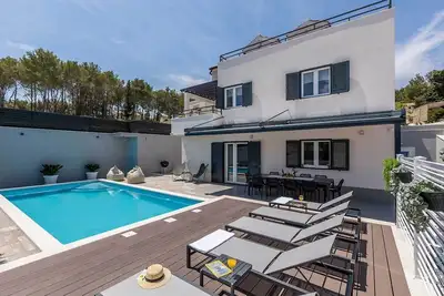Image de Modern villa by the sea with swimming pool