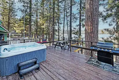Image de Lakeview Inn by Destination Big Bear : Charming Lakefront with Amazing Lake Views! Boat Dock! Pool Table! Foosball! Shuffleboard!