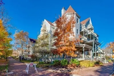 Image de Originally built in Chautauqua Institution in 1890, the original St. Elmo Hotel building was torn down and rebuilt as a residential condominium. It now offers the convenience of an elevator