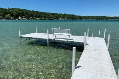 Image de Torch Lake Oasis: Serene Views & Waterfront Bliss Await!