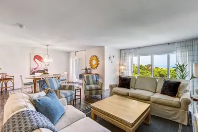 Image de Luxury Oceanfront Villa in Windsong - Fully Updated and Close to Pool!