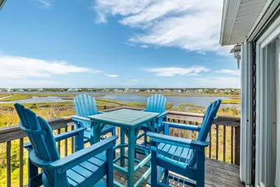 Image de Sunset Cove | Sound Views + Walk to the Beach!