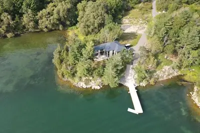 Image de Beautiful tranquil lakehouse in the heart of the Thousand Islands awaits you!