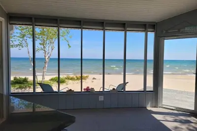 Image de Shoreline Oasis- Make Waves This Summer – Private Beach + Kayaks + Hot Tub