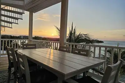 Image de Tropical Oceanfront Home Heated Pool, Elevator, Hot Tub, Rooftop Patio & Dock!