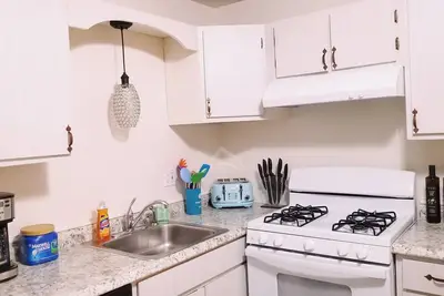 Image de 🤗Beautiful! Modern 2br 2ba, w\/ Private bath, Free Wifi & Parking for 2