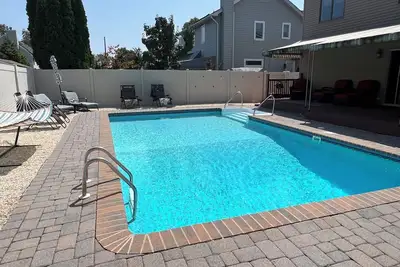 Image de 4  Bedroom, 2. 5 Bath with Heated Pool + Hot Tub short walk to beach