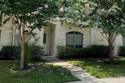 Image de Heart of Boerne Townhome 4 min walk to Hill Country Mile, Cibolo Creek & more!