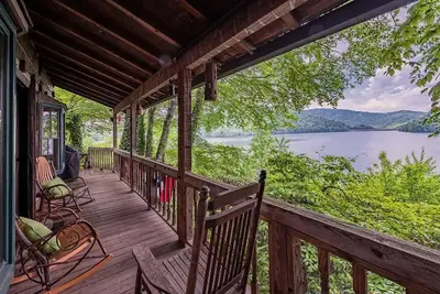 Image de Nantahala Lakefront Comfort -- 3 Br\/2. 5 Ba w\/ Private Dock