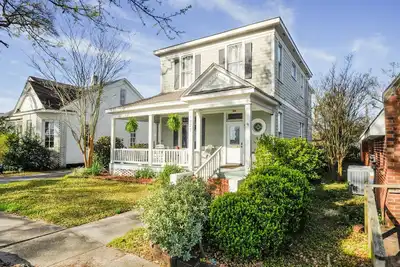 Image de Spacious Historic 5br |4King| Walkable: Beach, Casino, Port, Aquarium & Downtown