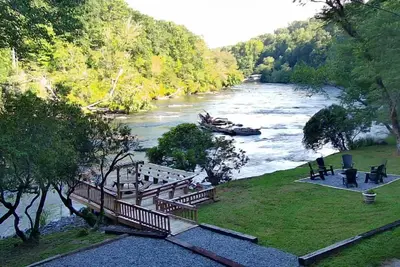 Image de “River Bend House” Beautiful 3/3 with Hot Tub right on the River! Amazing views!