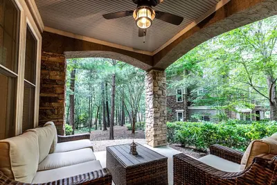 Image de Escape to this Reynolds Lake Oconee two bedroom condo nestled in nature.