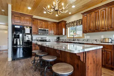 Image de The Yellowstone Hideaway - New, Beautiful 3 Bedroom, 2 Bath Cabin- Sleeps 10