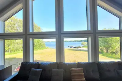 Image de Lakeview-Beautiful Brand New Cottage Private Beach
