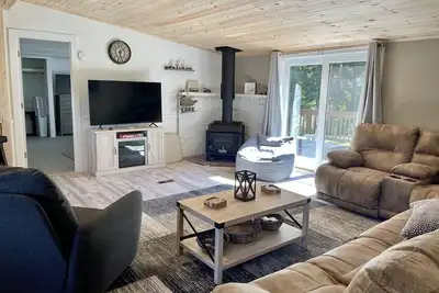 Image de Located on Porter creek across from Lake Charlevoix. 10 minutes to Boyne Mtn.