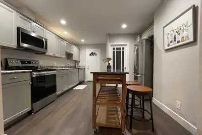 Image de Airy Modern 2br/2ba - Parking + Laundry + Sleep 6