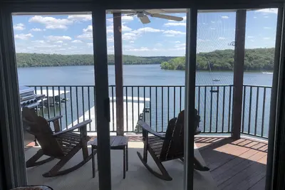 Image de Updated Lakefront Condo 2\/2, Amazing Views, Location, Pool, Waterfront Patio!