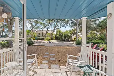 Image de Byrd's Nest is located across the street from the beach and sleeps 10