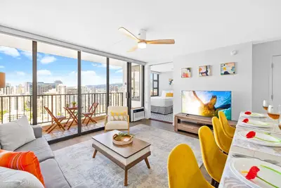 Image de Stylish Waikiki Gem with Ocean View, Steps to Waikiki Beach and Free Parking