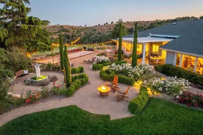 Image de Luxe Private Hilltop Estate w/Spectacular Vineyard & Downtown Views!