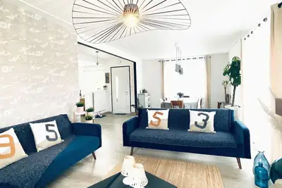 Image de Maison chaleureuse de bord de mer ⛱☀️🌊