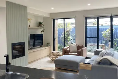 Image de Beach Relax - Ocean Grove -Surf, Cafes, Wineries, Bars, New cozy Gas Fireplace!